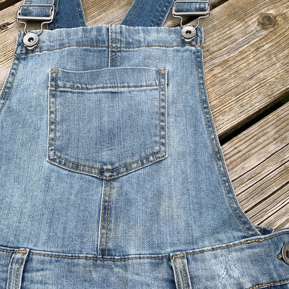 Dollhouse | Juniors' Jean short overalls - Picture 5 of 11
